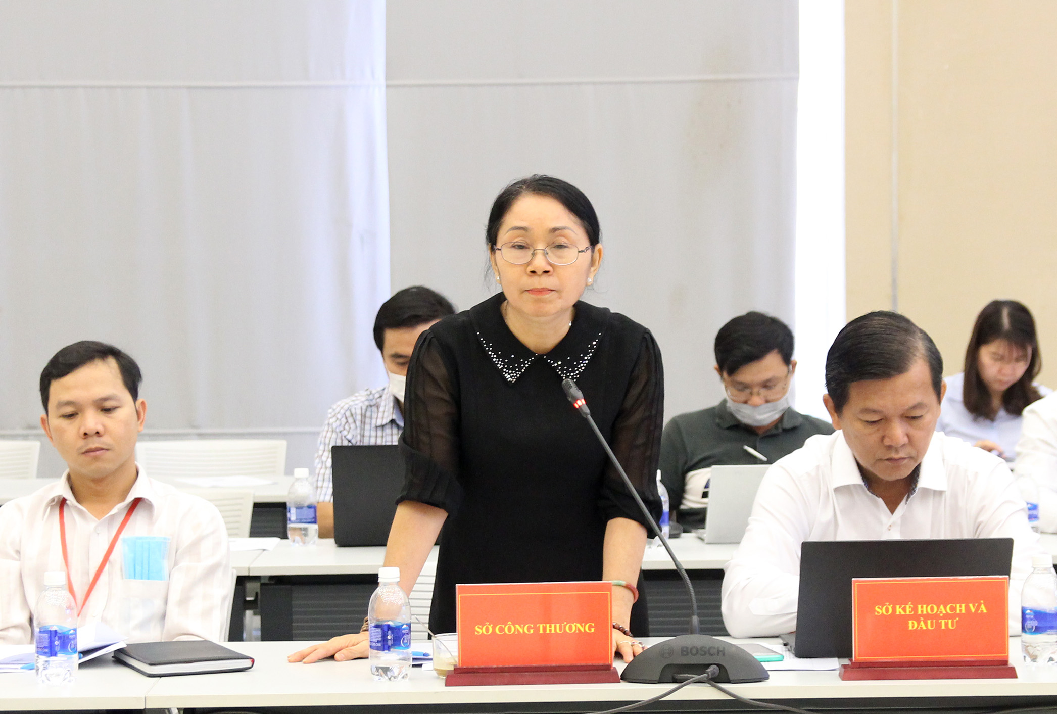 Đồng chí Nguyễn Thanh Hà, Phó Giám đốc Sở Công thương trả lời báo chí tại buổi họp báo (Ảnh: H.Hào)